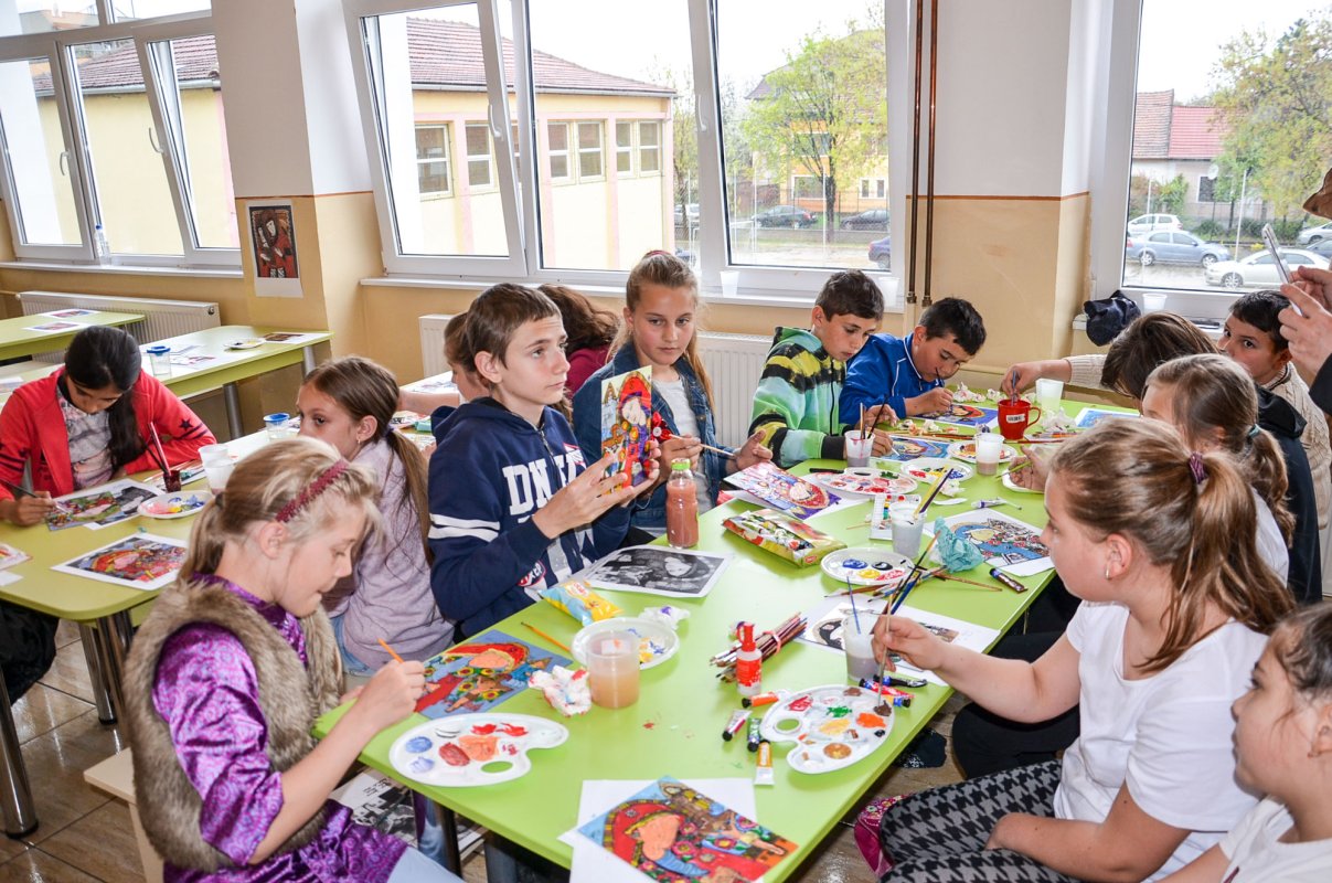 Peste 200 de elevi au participat la atelierul-concurs de pictură 41609
