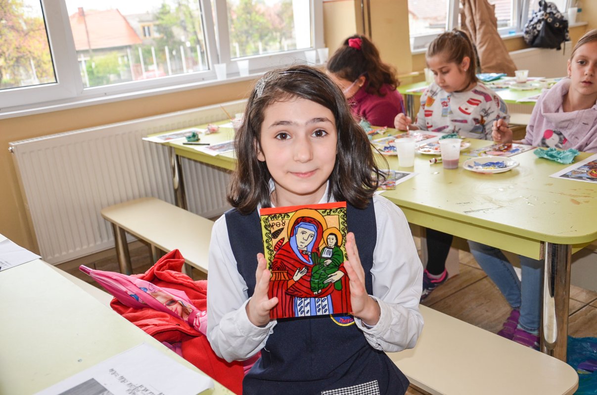 Peste 200 de elevi au participat la atelierul-concurs de pictură 41610