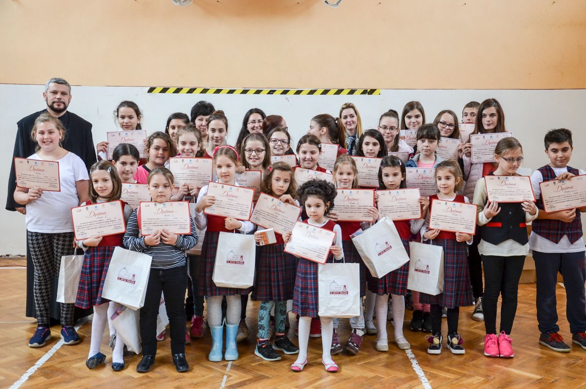 Peste 200 de elevi au participat la atelierul-concurs de pictură 41611