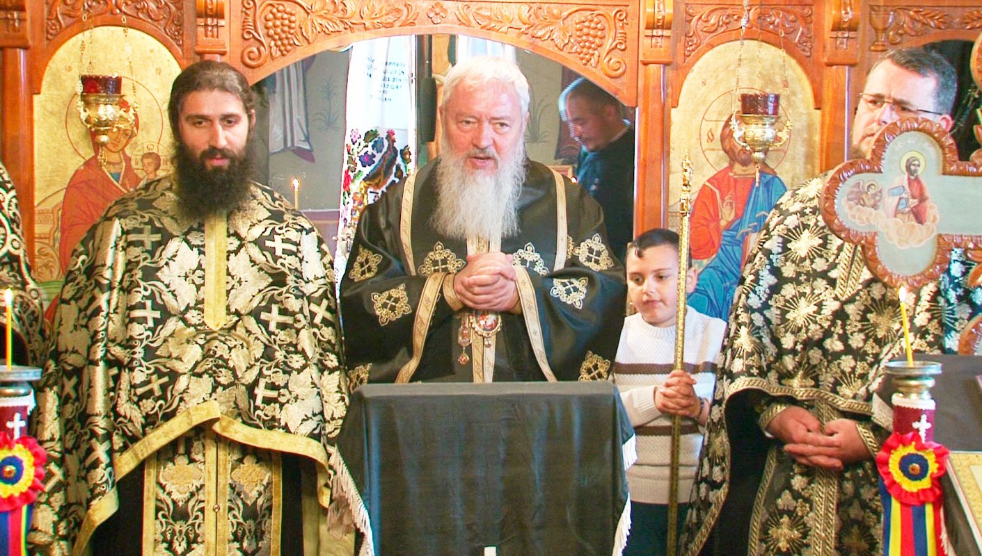 Liturghie arhierească în limbile română şi romani la Turda 41352