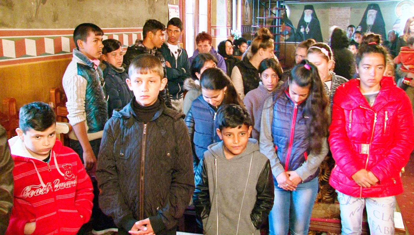 Liturghie arhierească în limbile română şi romani la Turda 41353