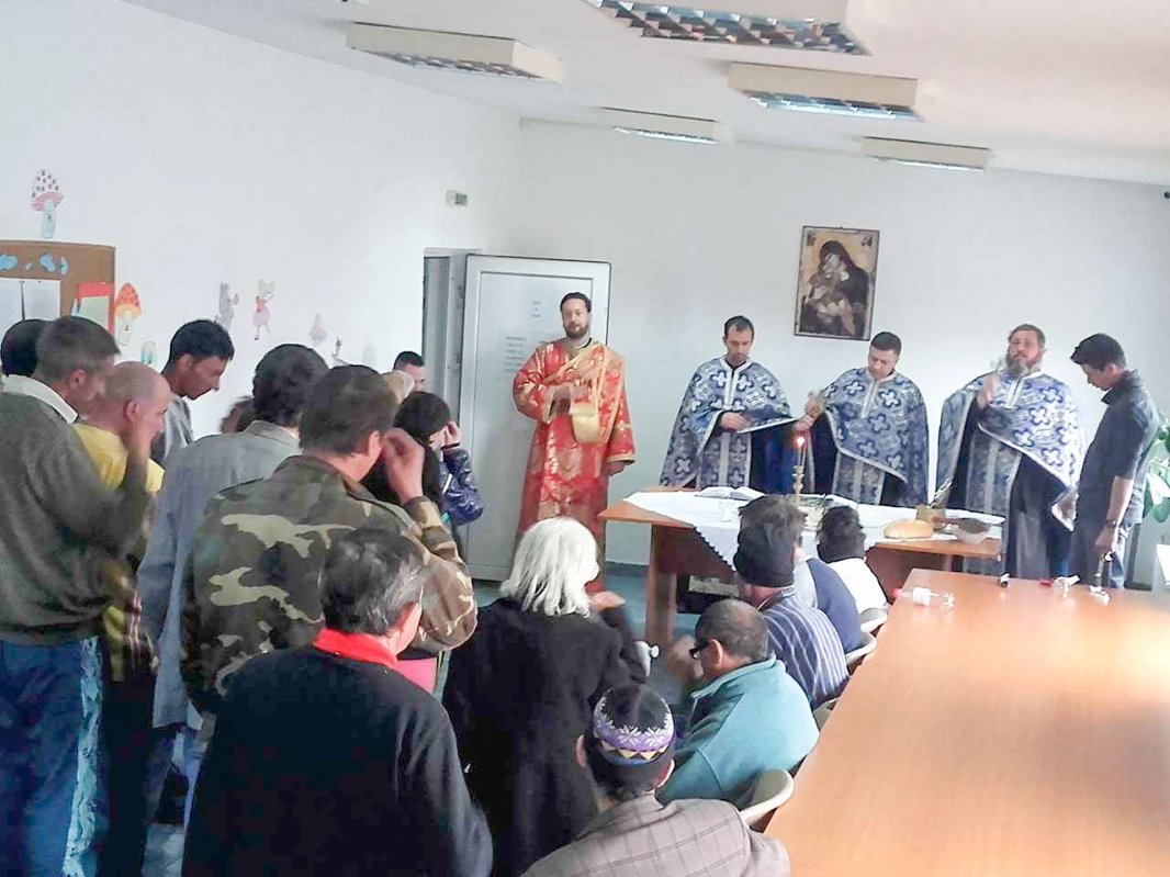 Taina Sfântului Maslu pentru persoanele fără adăpost de la Centrul social „Sfântul Vasile” 41366