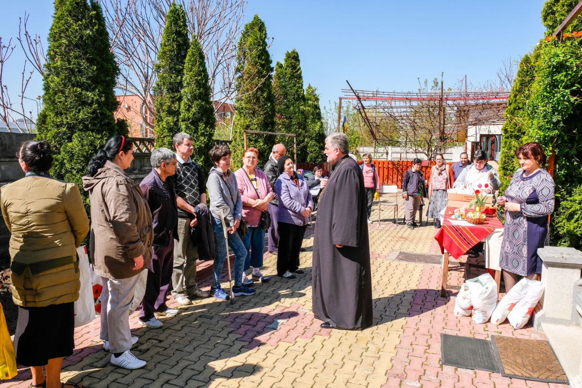 Persoane defavorizate ajutate de Protoieria Sector 5 Capitală  41294