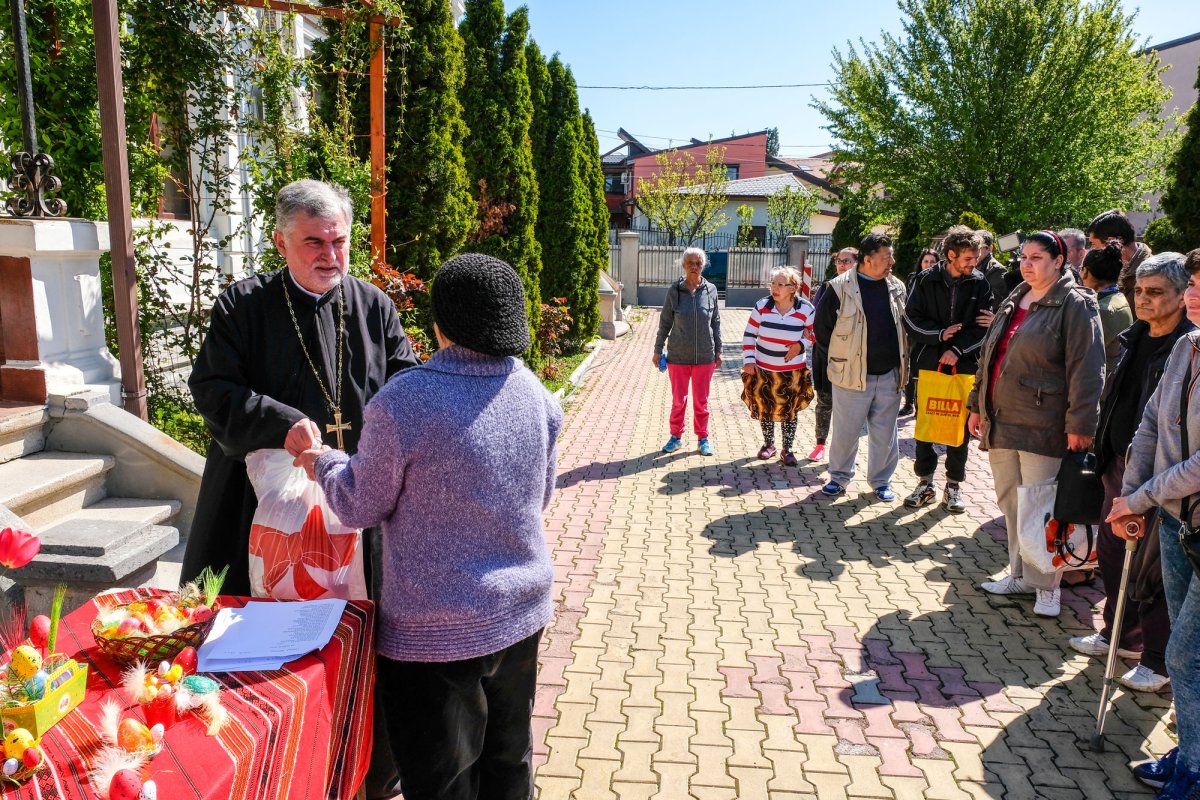 Persoane defavorizate ajutate de Protoieria Sector 5 Capitală  41296