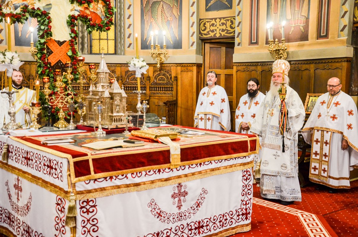 Lumina lui Hristos a înveșmântat întreaga țară 41004