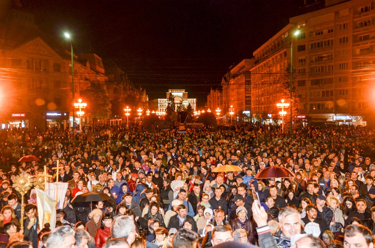 Lumina lui Hristos a înveșmântat întreaga țară 41005