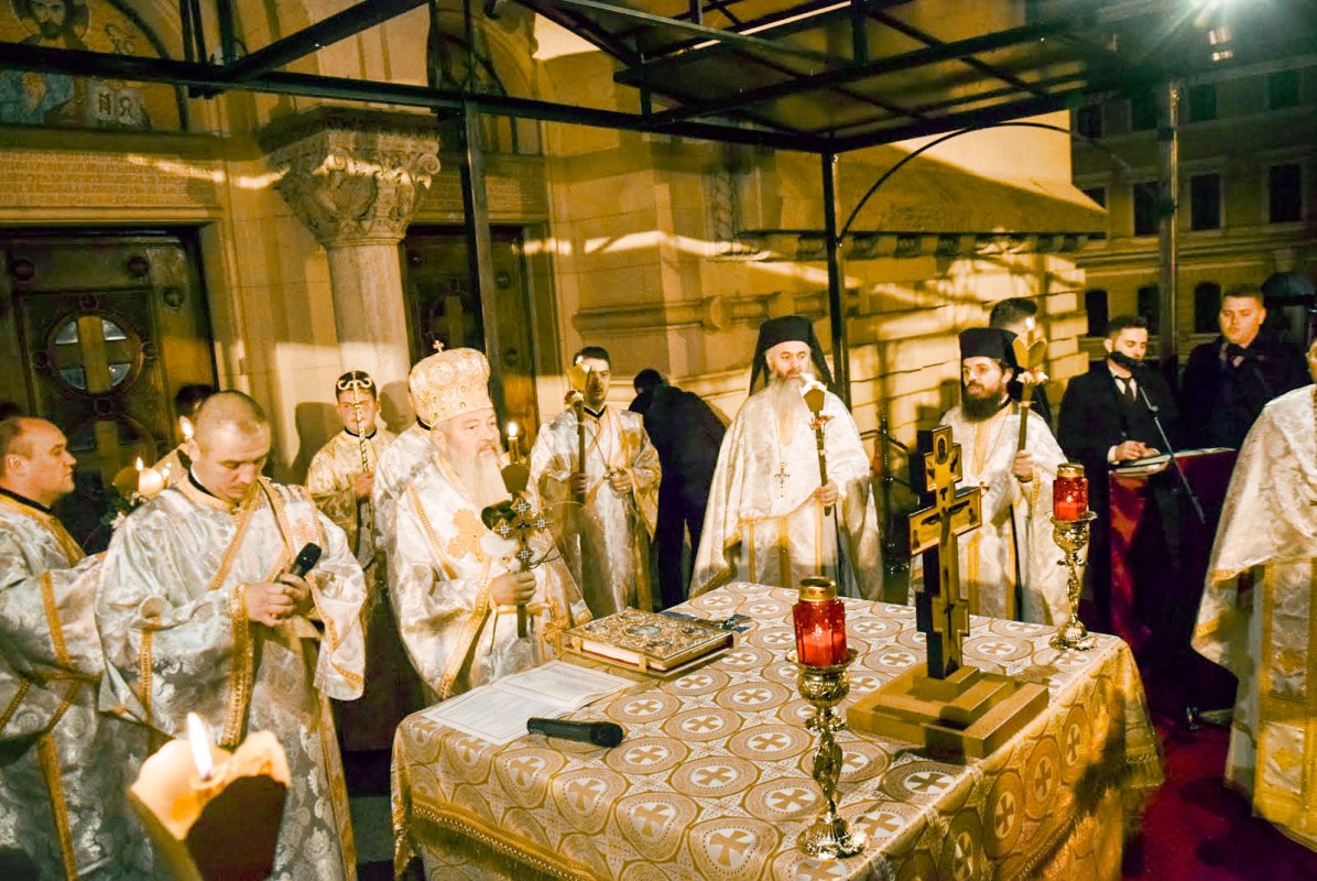 Lumina lui Hristos a înveșmântat întreaga țară 41008