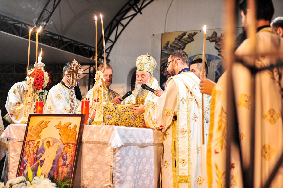 Lumina lui Hristos a înveșmântat întreaga țară 41009