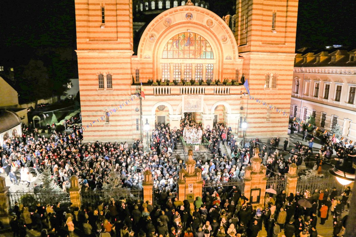 Lumina lui Hristos a înveșmântat întreaga țară 41012