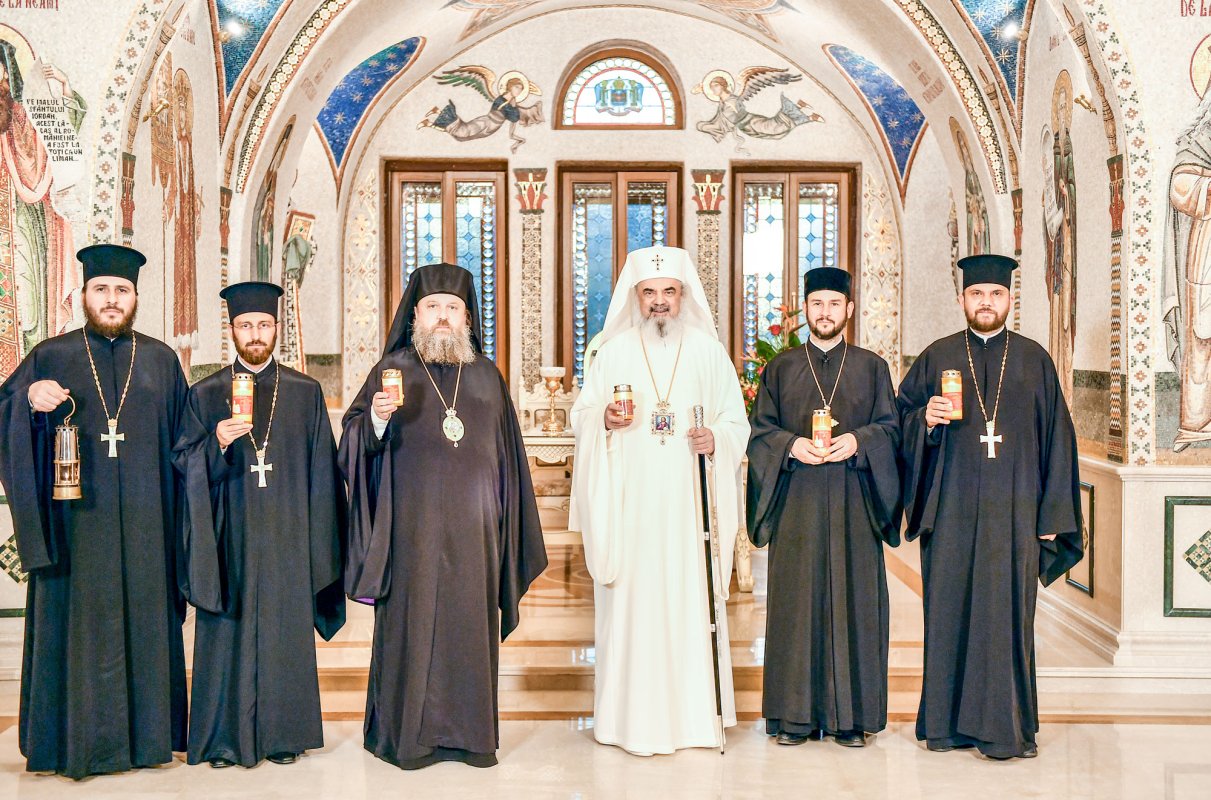 Sfânta Lumină de la Ierusalim a fost adusă în România 40993