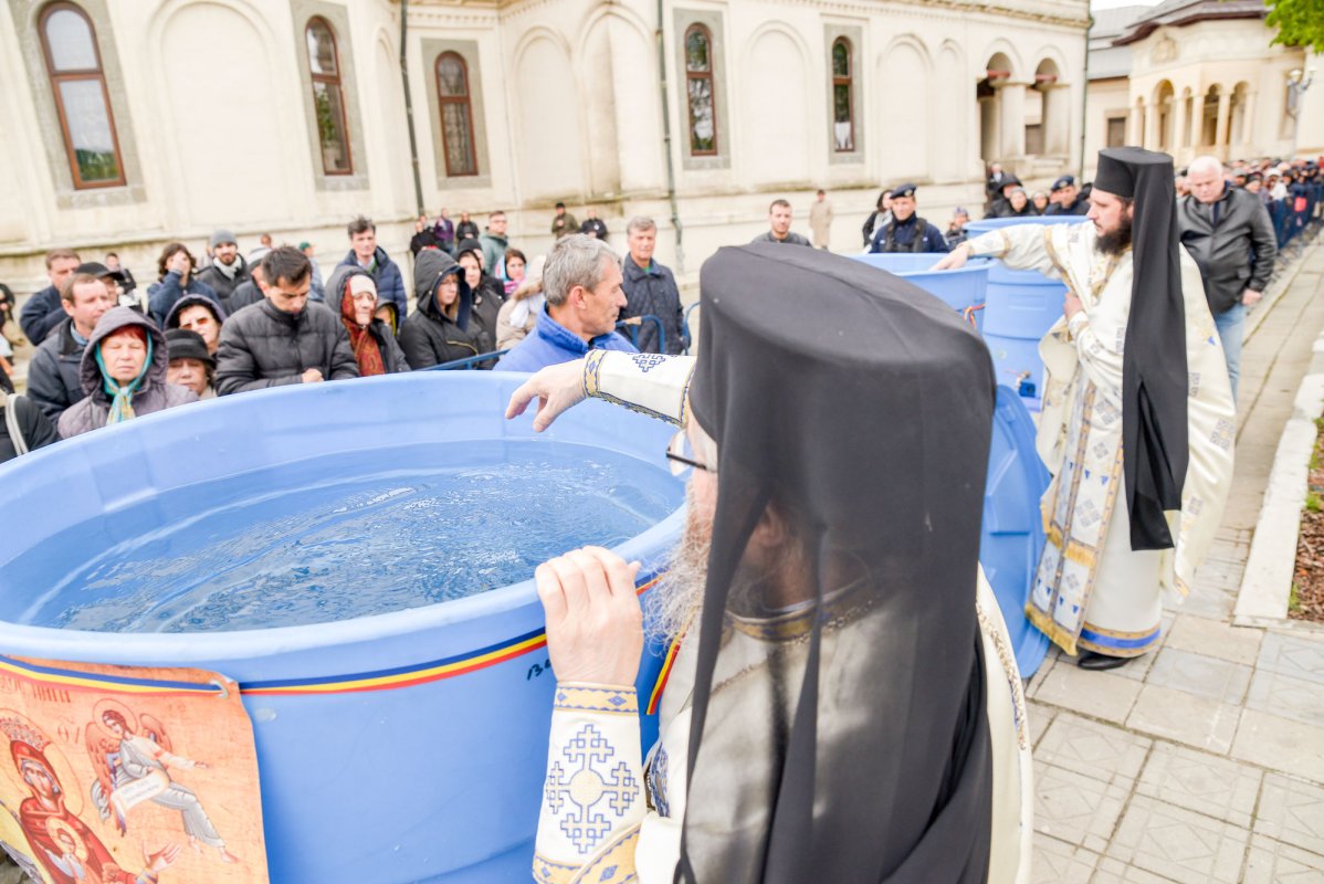 Maica Domnului, izvorul curgător de tămăduiri 40734