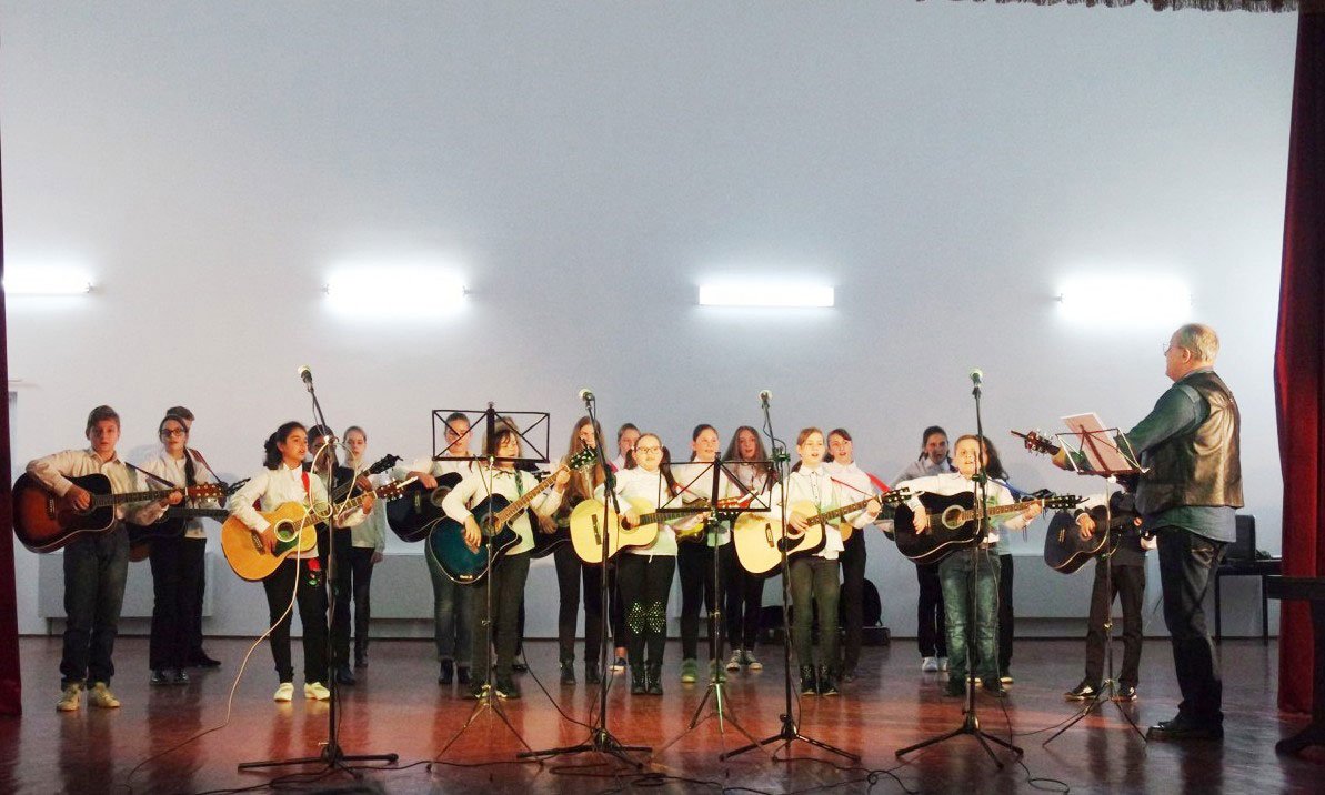 Activităţi cu copiii şi fapte filantropice 40571