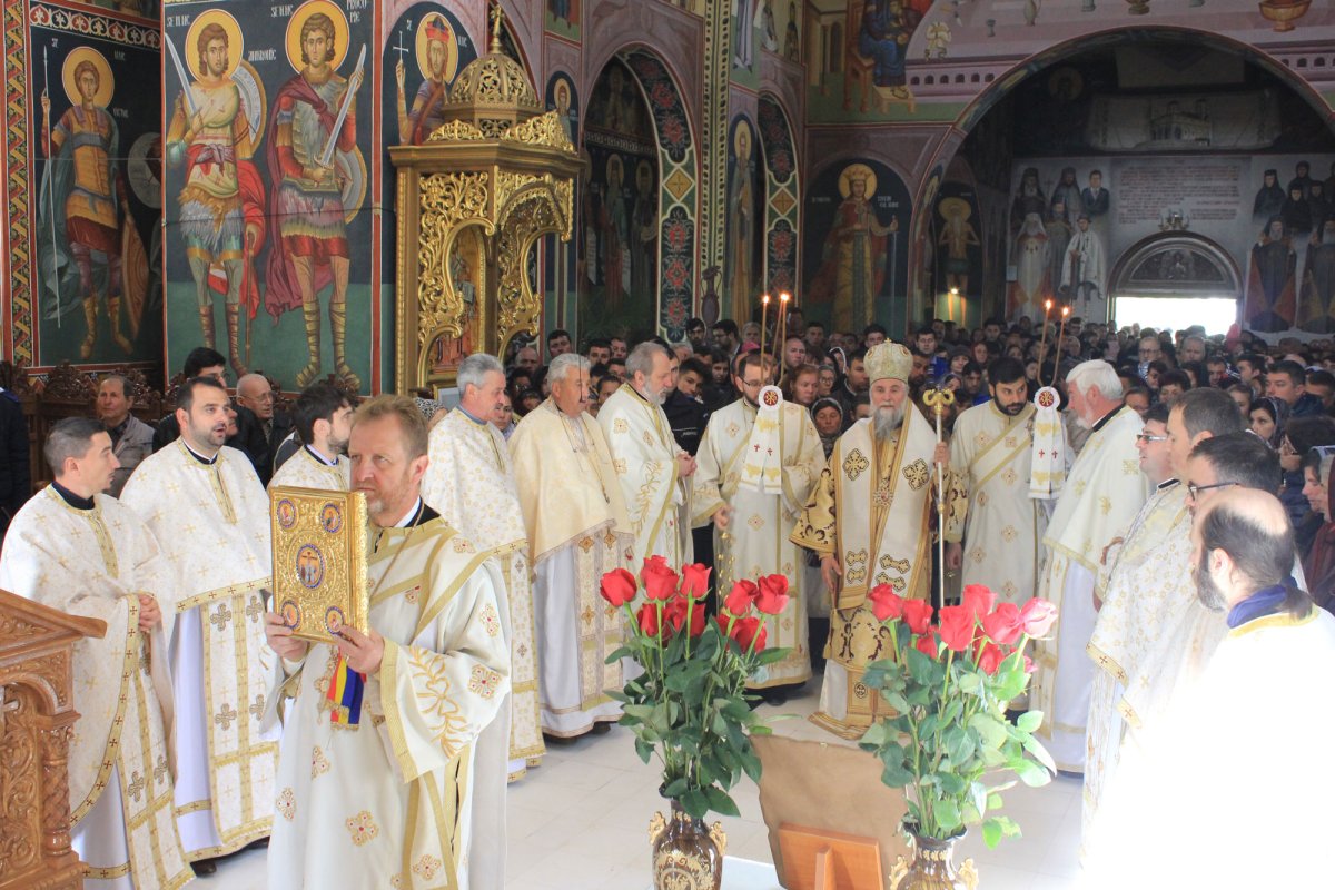 Biserici şi mănăstiri în haină de praznic 40580