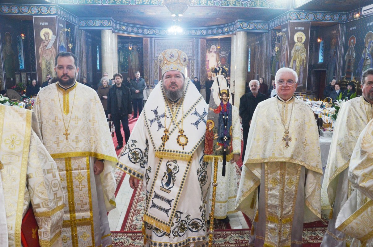 Slujiri arhiereşti în Duminica Tomii 40566