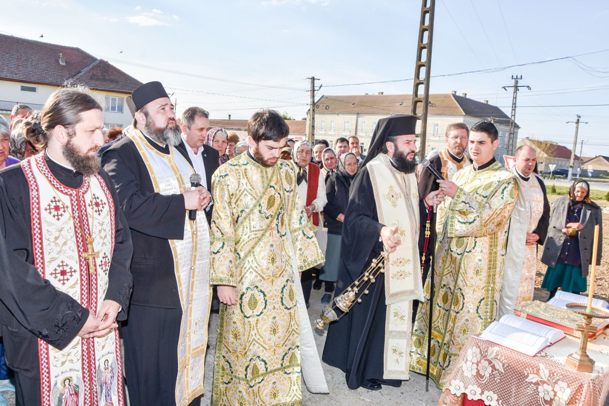 Trei cruci pentru noua biserică din Parohia Măureni 40364