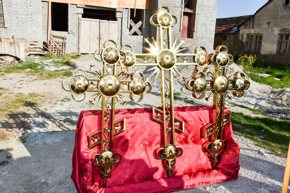 Trei cruci pentru noua biserică din Parohia Măureni 40365