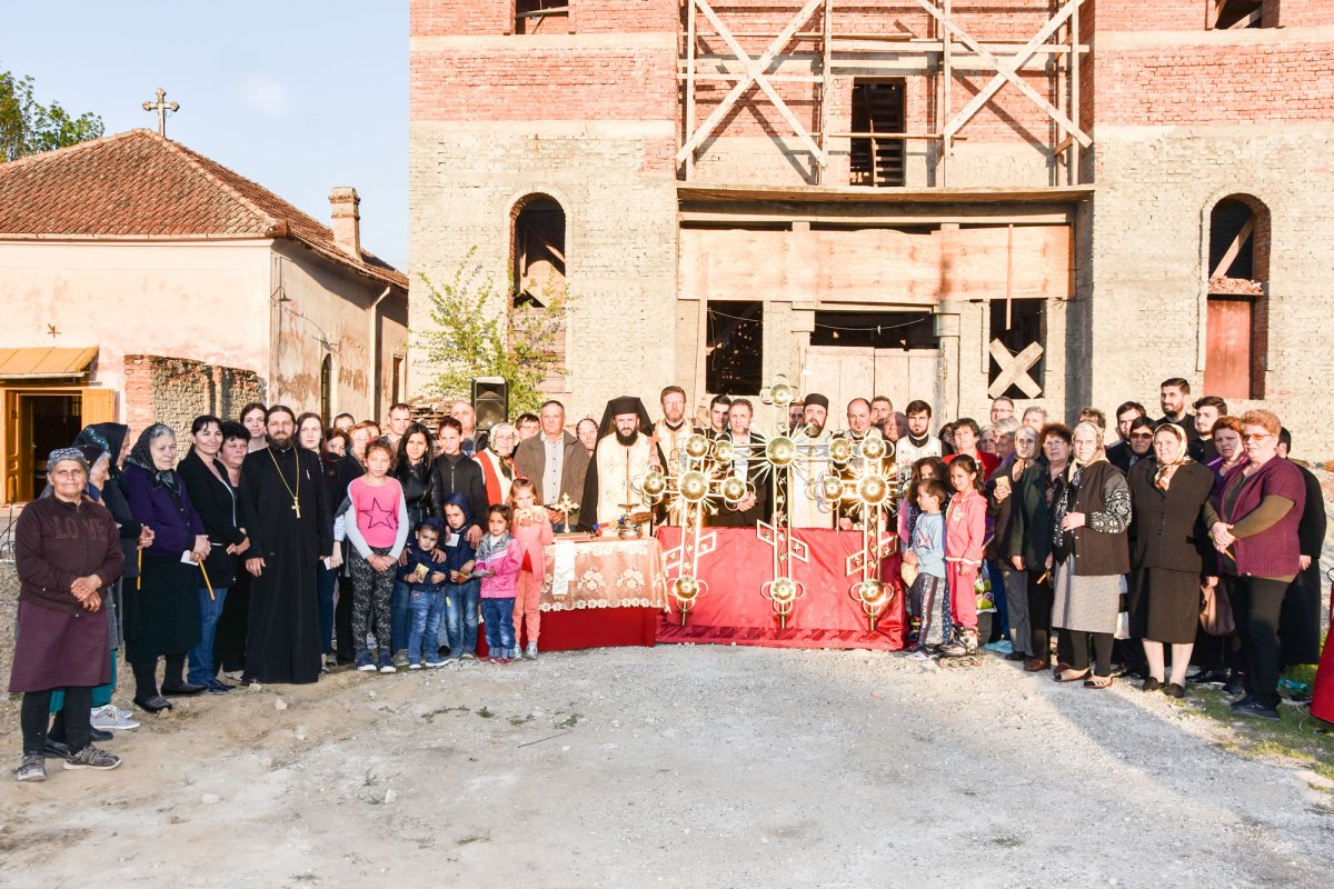 Trei cruci pentru noua biserică din Parohia Măureni 40366