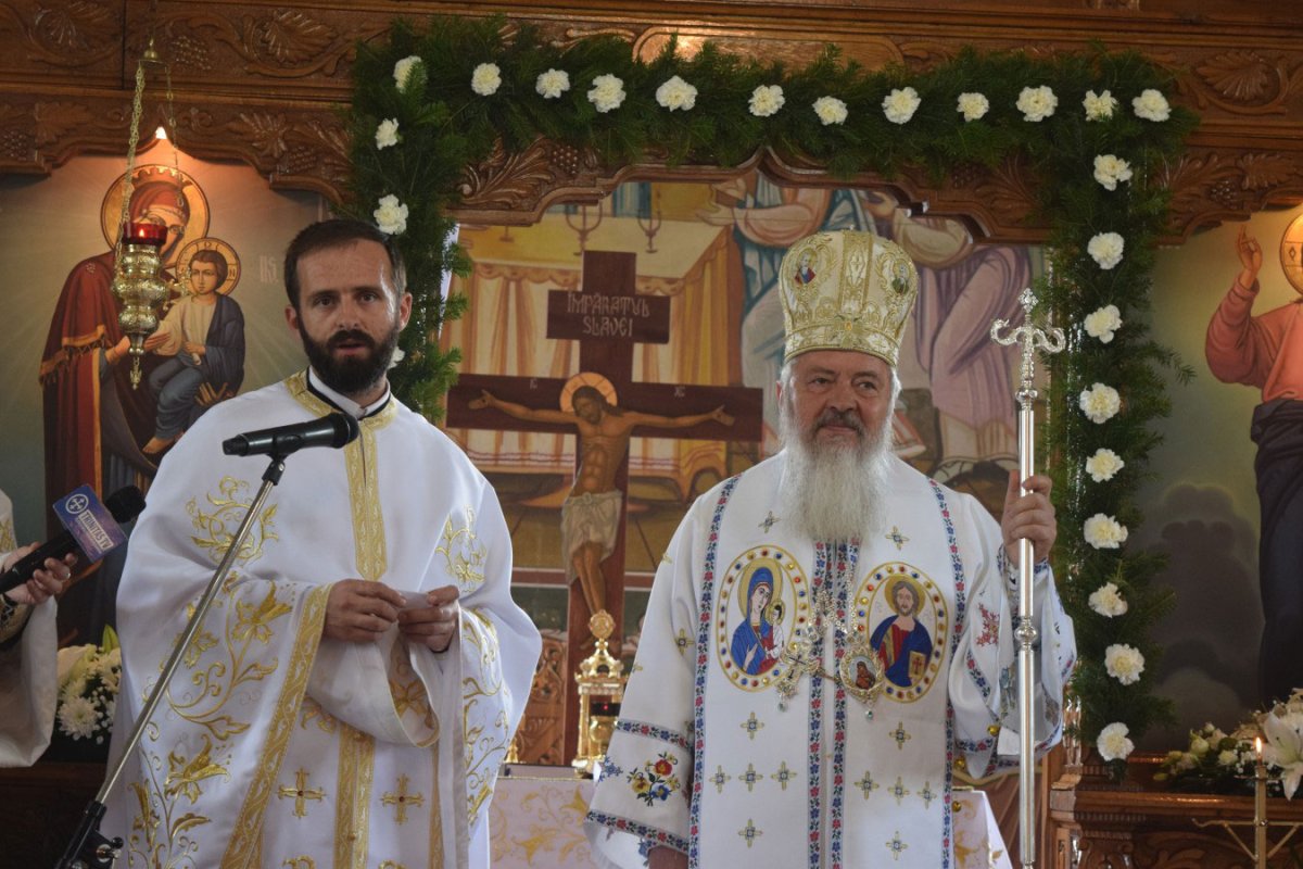 Slujiri arhierești în Duminica Mironosițelor 40188