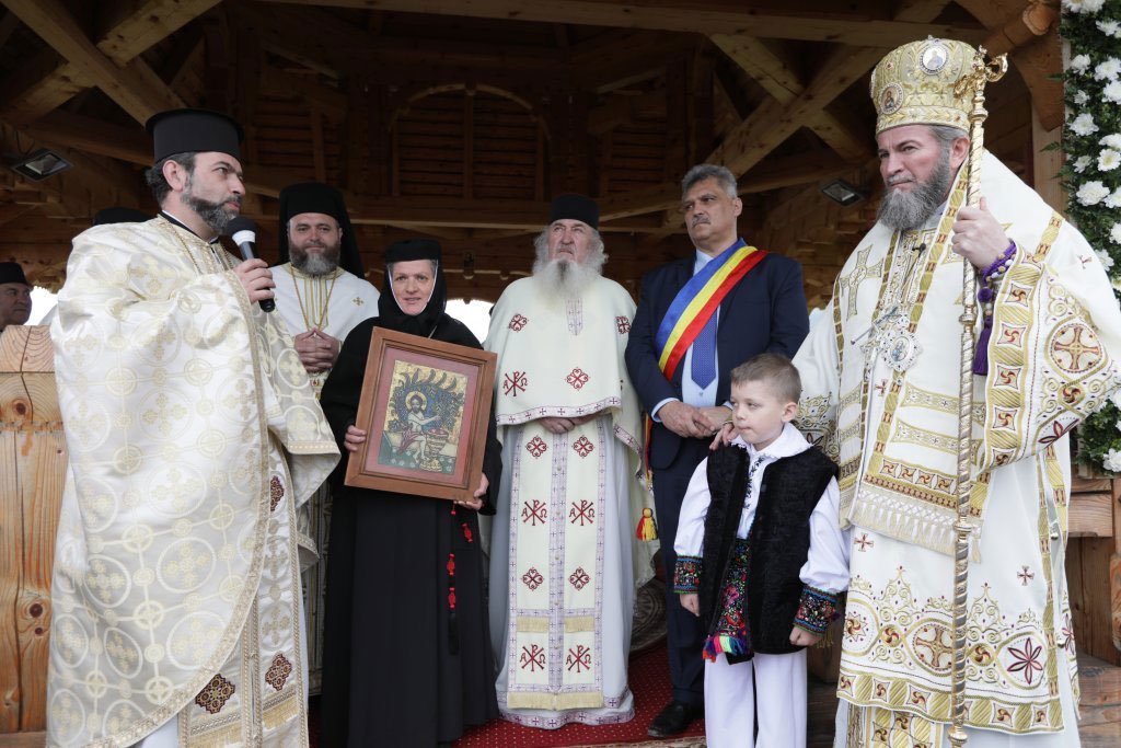 Slujiri arhierești în Duminica Mironosițelor 40190