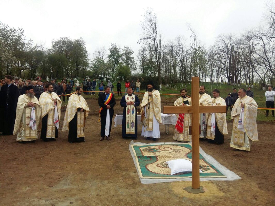 Piatră de temelie pentru două biserici din Moldova 40121