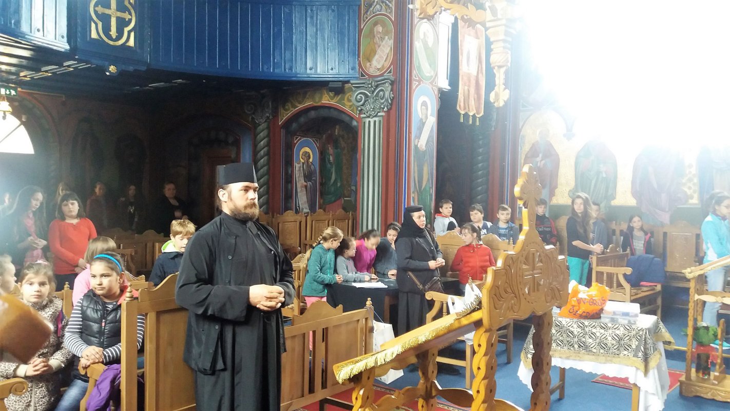 Scenetă despre femeile mironosiţe, susținută de copiii din Huedin 40129