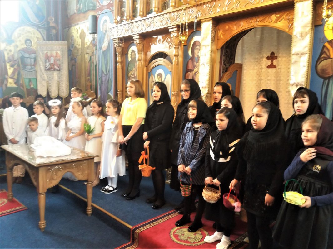 Scenetă despre femeile mironosiţe, susținută de copiii din Huedin 40130