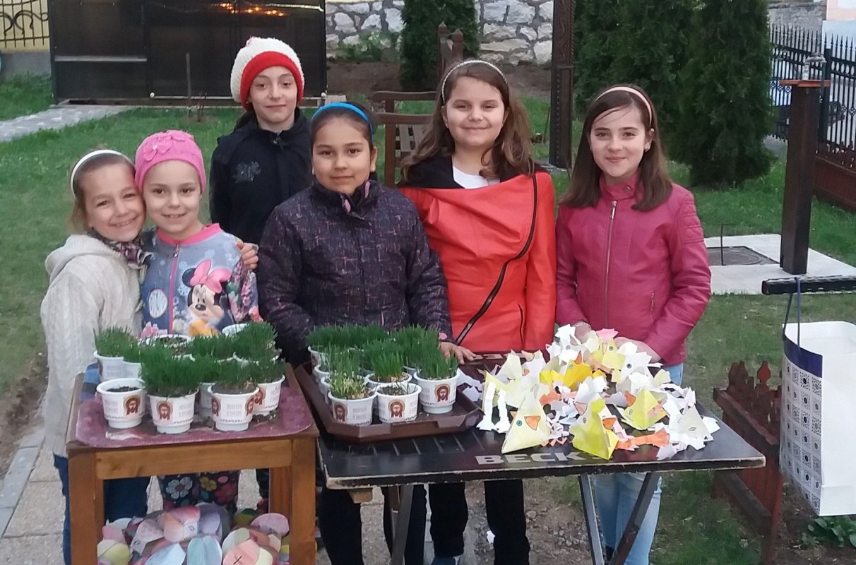 Scenetă despre femeile mironosiţe, susținută de copiii din Huedin 40131