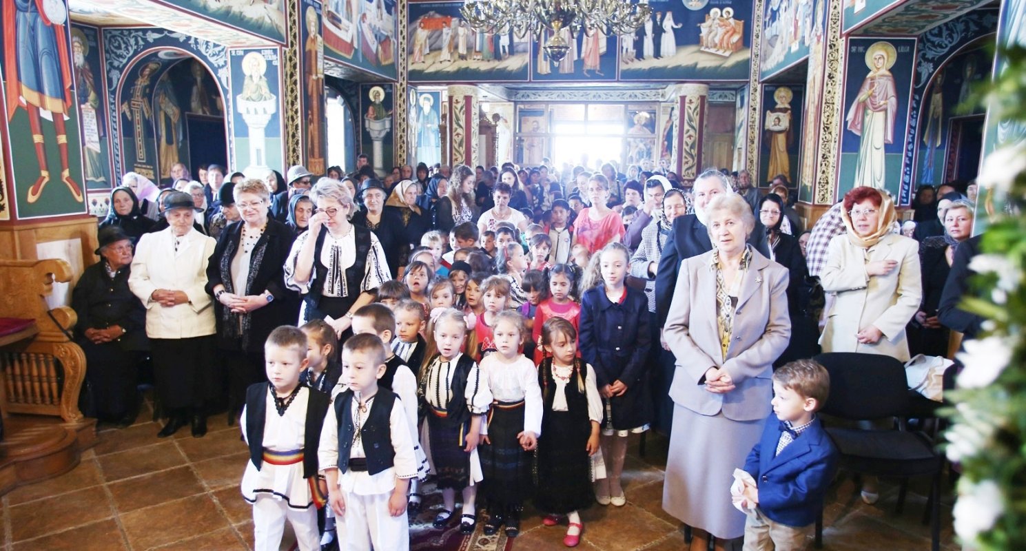 Pictura noii biserici din Slimnic a fost sfințită 40070