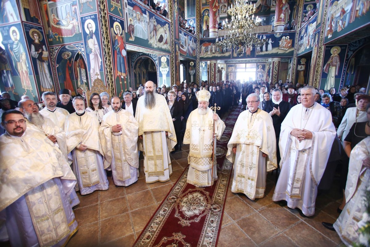 Pictura noii biserici din Slimnic a fost sfințită 40071