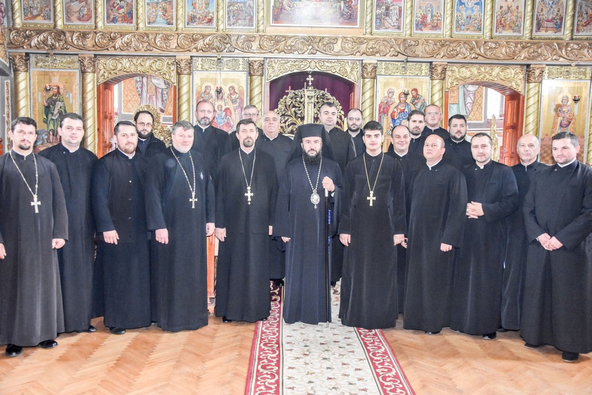 Clerici împreună cu ierarhul lor, în rugăciune și comuniune 39992