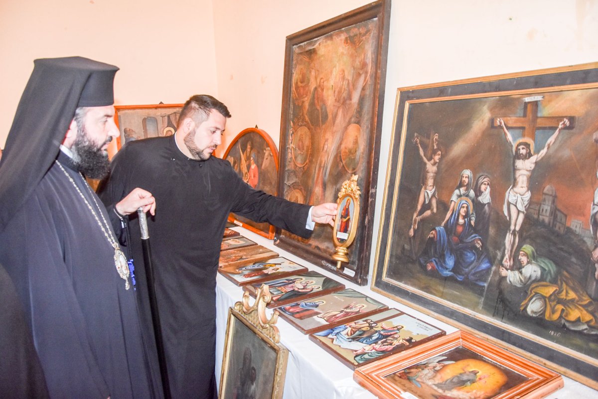 Clerici împreună cu ierarhul lor, în rugăciune și comuniune 39993