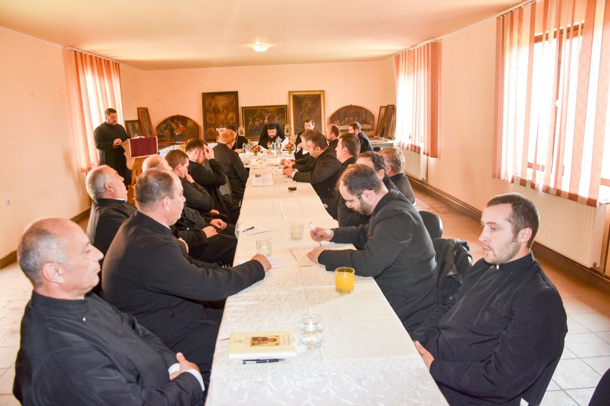 Clerici împreună cu ierarhul lor, în rugăciune și comuniune 39994