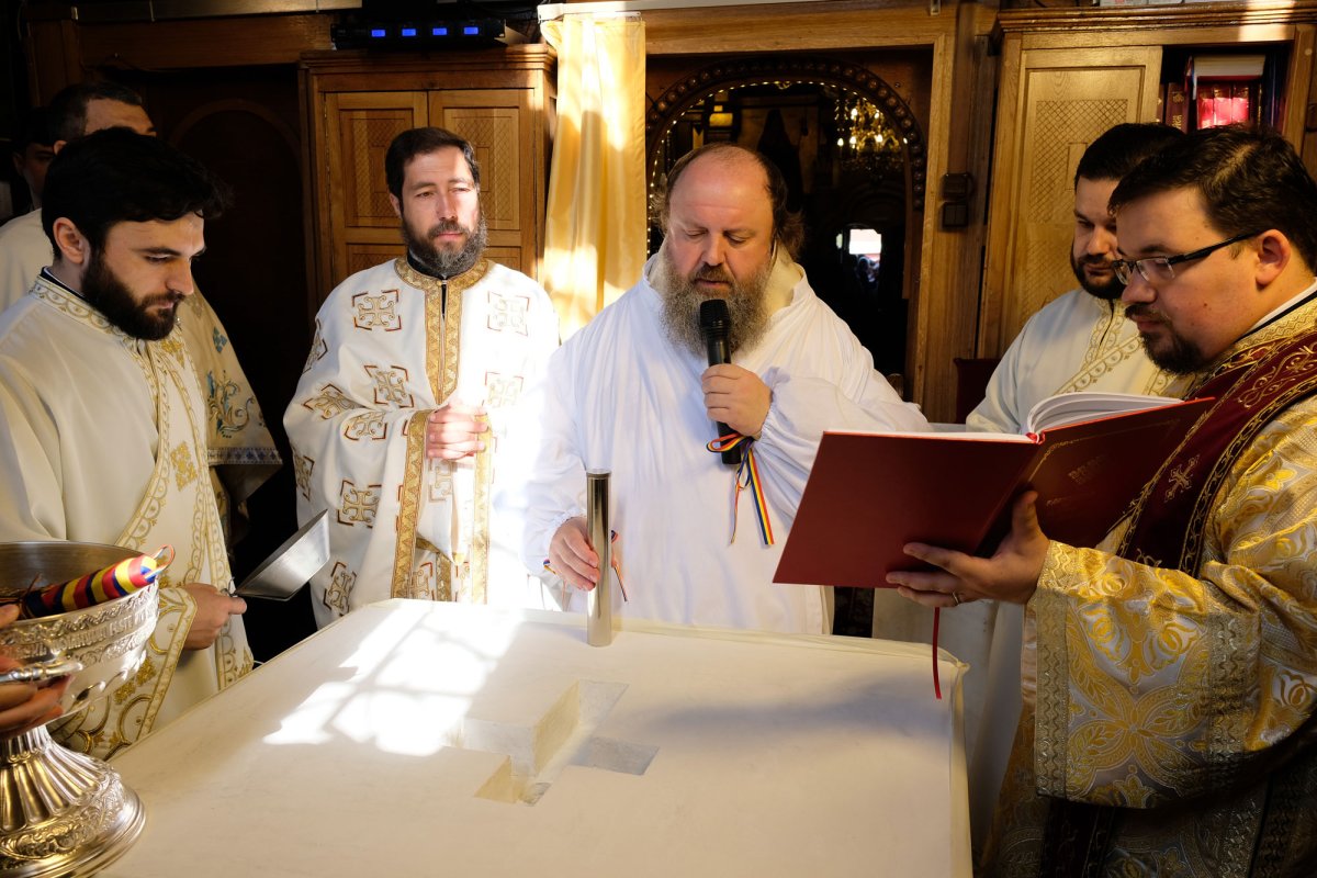 A fost sfinţită Biserica „Buna Vestire”-Bellu 39873