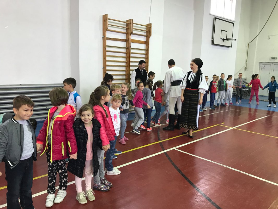 Portul tradiţional românesc promovat în şcolile şi liceele din Alba Iulia 39490