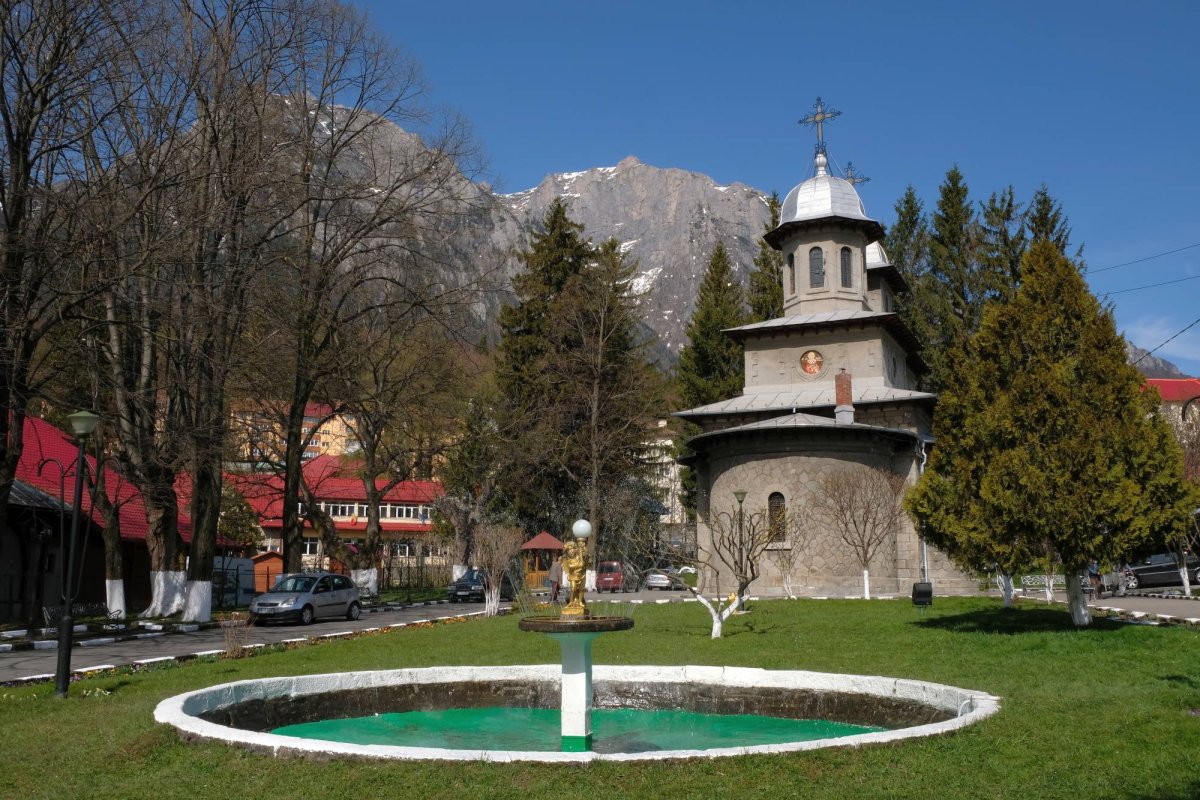 Biserica Regală din Bușteni, verticala înveșnicirii 39577