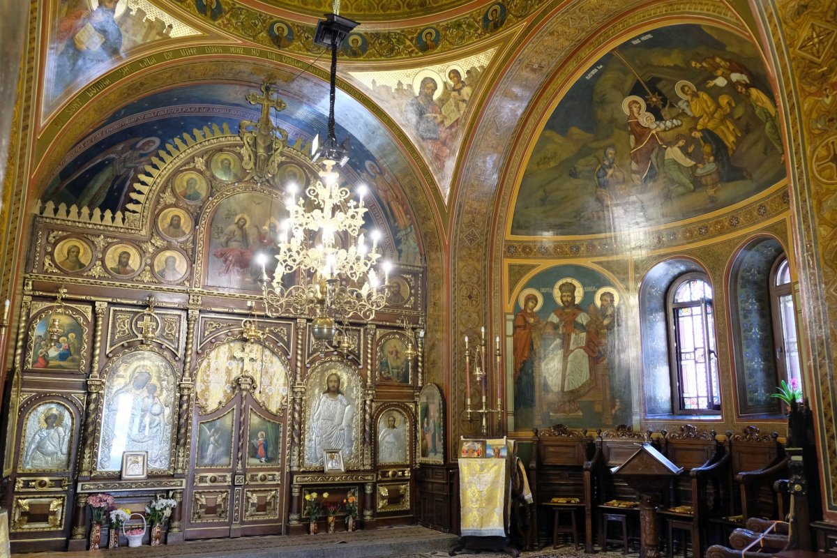 Biserica Regală din Bușteni, verticala înveșnicirii 39581