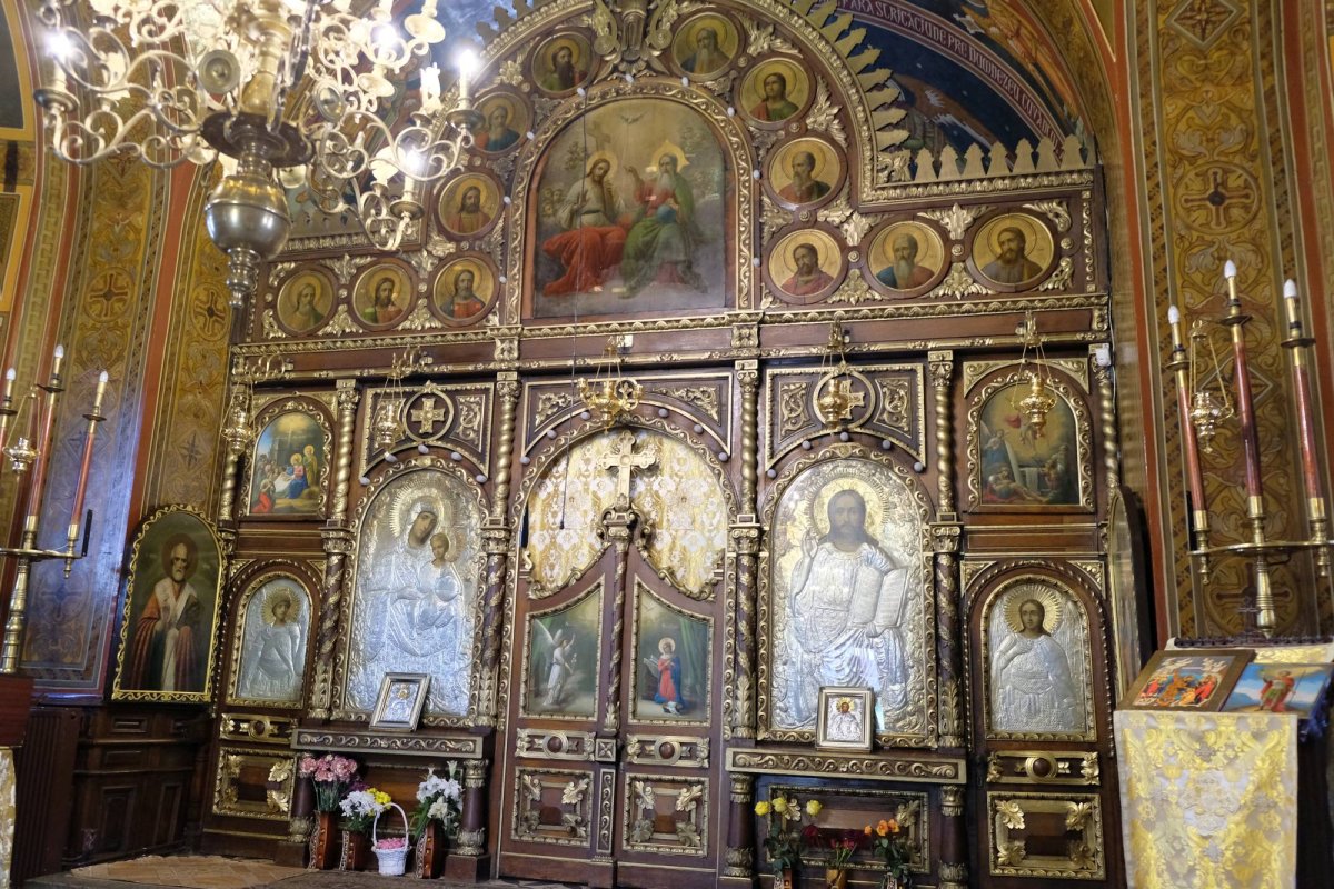 Biserica Regală din Bușteni, verticala înveșnicirii 39582