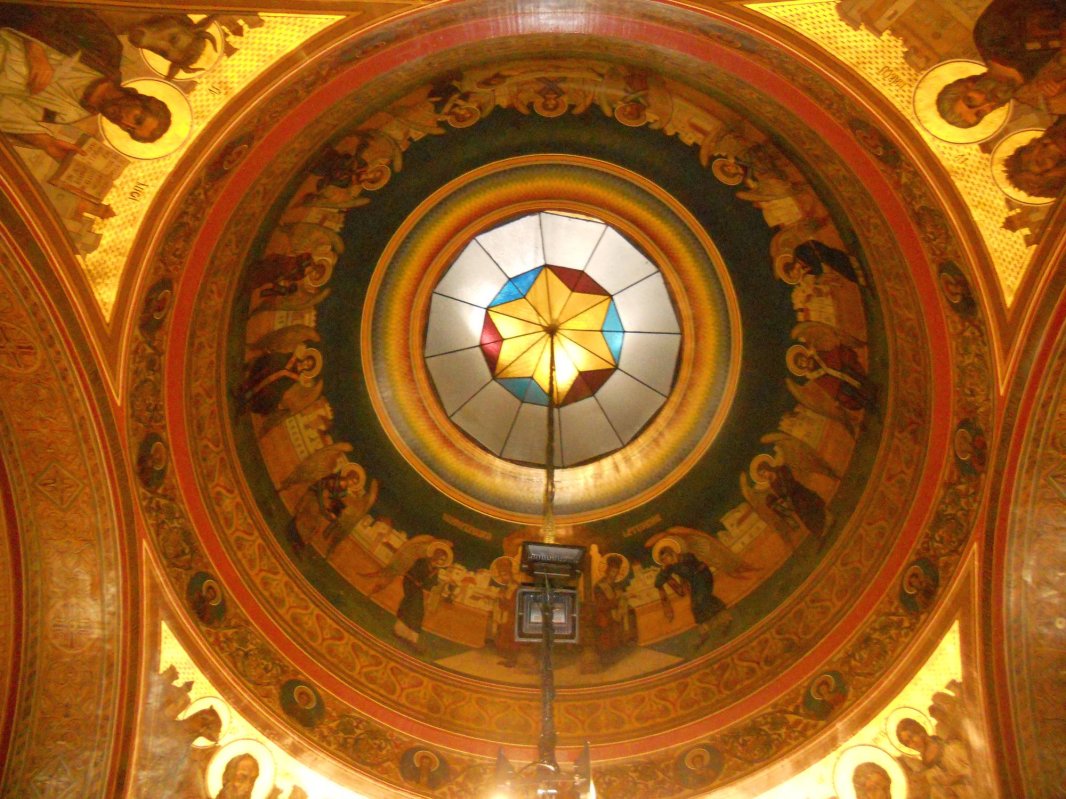 Biserica Regală din Bușteni, verticala înveșnicirii 39583