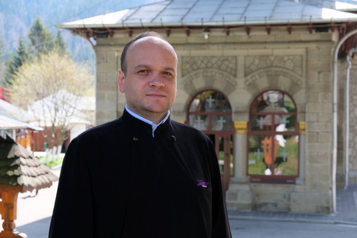 Biserica Regală din Bușteni, verticala înveșnicirii 39584