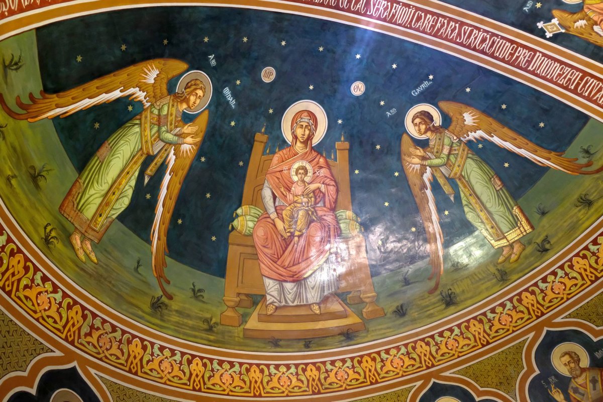 Biserica Regală din Bușteni, verticala înveșnicirii 39590