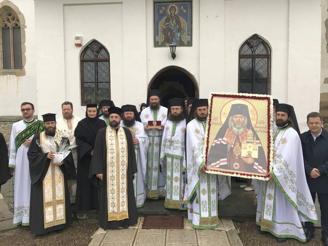 Moaştele Sfântului Ioan Maximovici au ajuns la Roman 39366