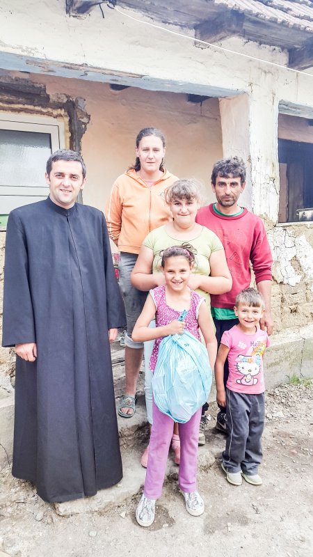 O mână întinsă semenilor prin proiectul naţional „Masa Bucuriei” 39396