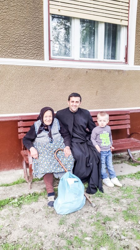 O mână întinsă semenilor prin proiectul naţional „Masa Bucuriei” 39397