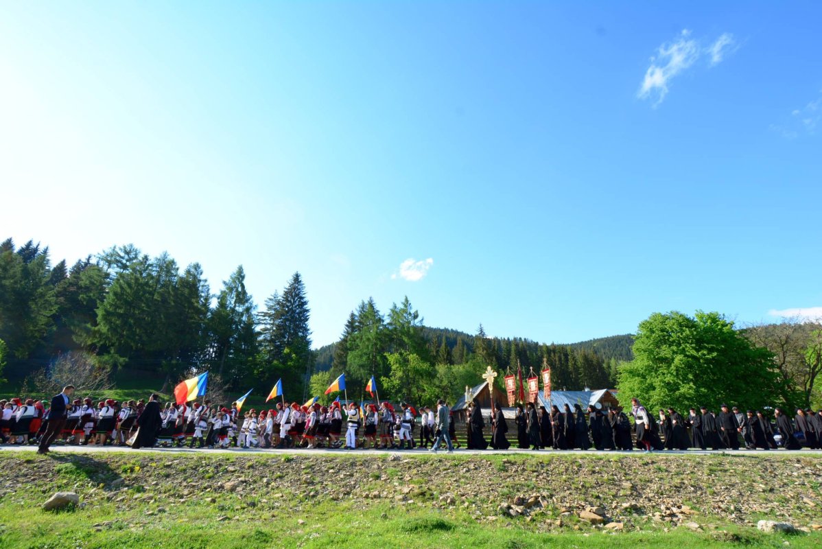 Calea dintre două mănăstiri, bătătorită în glas de rugăciune 39264