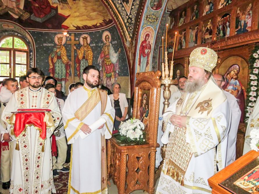 Sfințirea bisericii din localitatea Salcia 39299