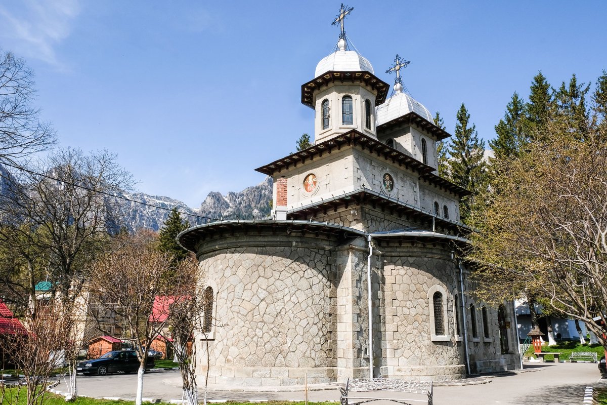 Tinerii învață filantropia într-o parohie din Bușteni 39174