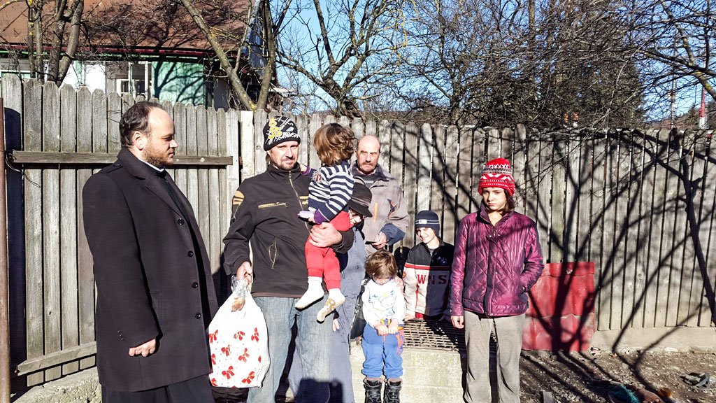 Tinerii învață filantropia într-o parohie din Bușteni 39177