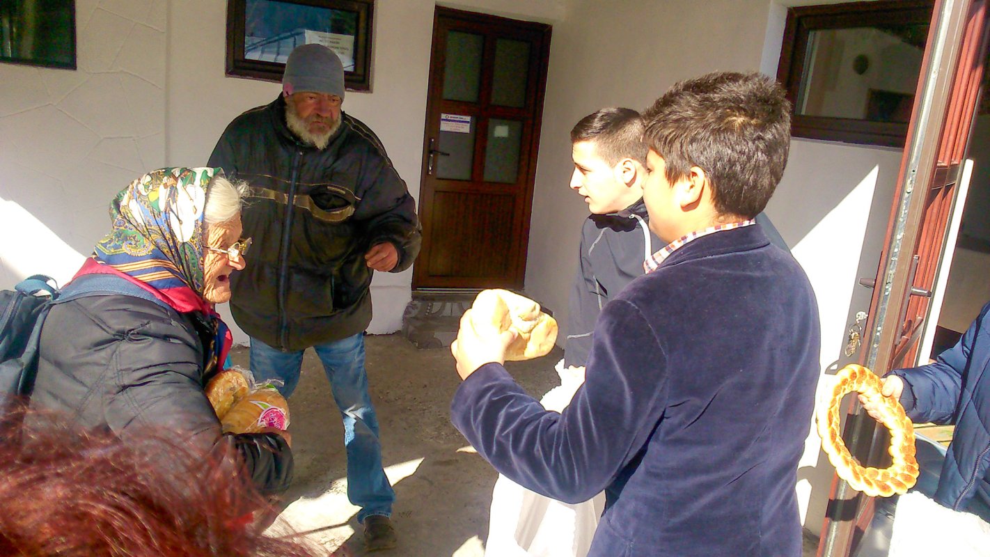 Tinerii învață filantropia într-o parohie din Bușteni 39179