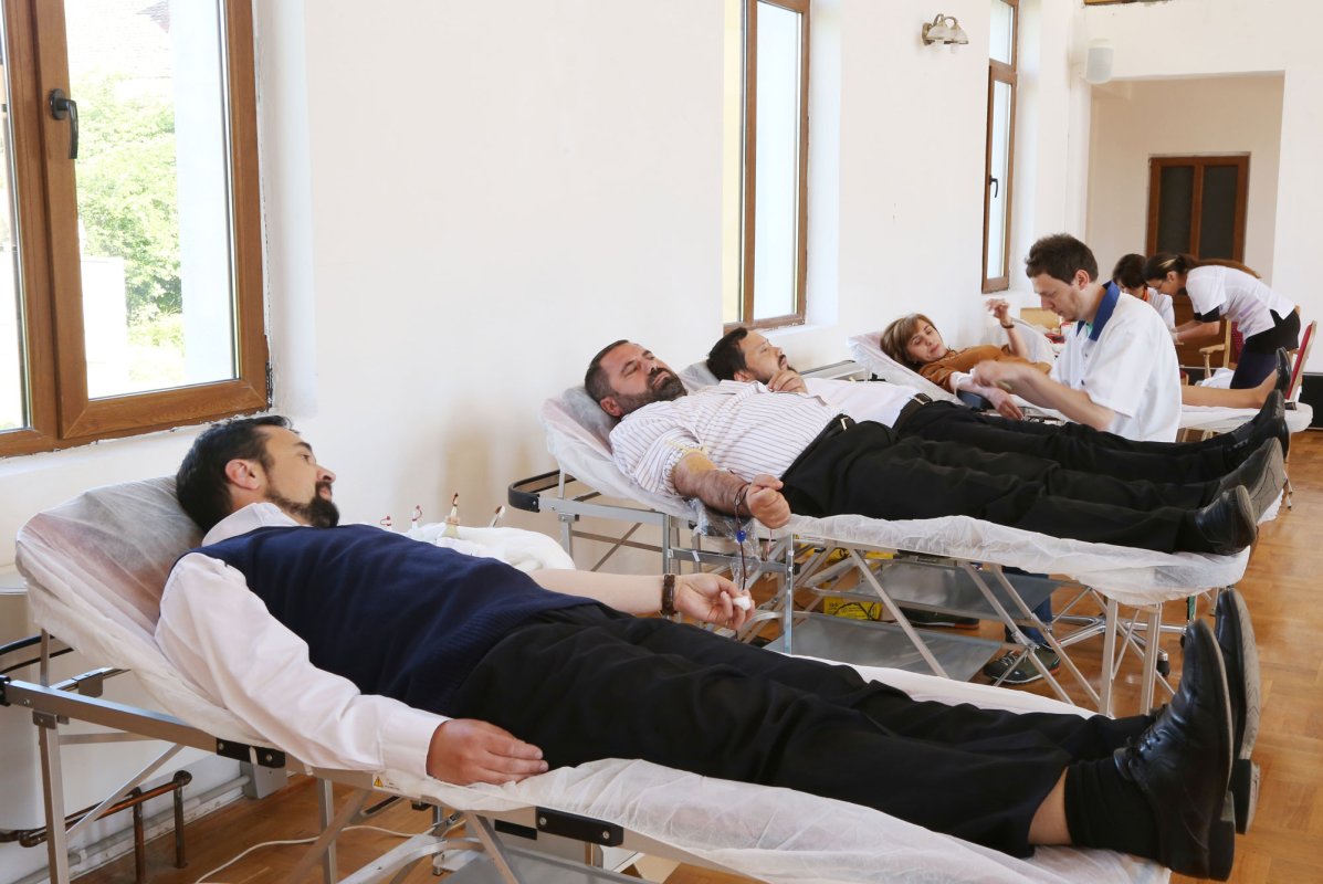 Preoți, reprezentanţi ai poliţiei și credincioși din Făgăraș și Avrig au donat sânge 39107