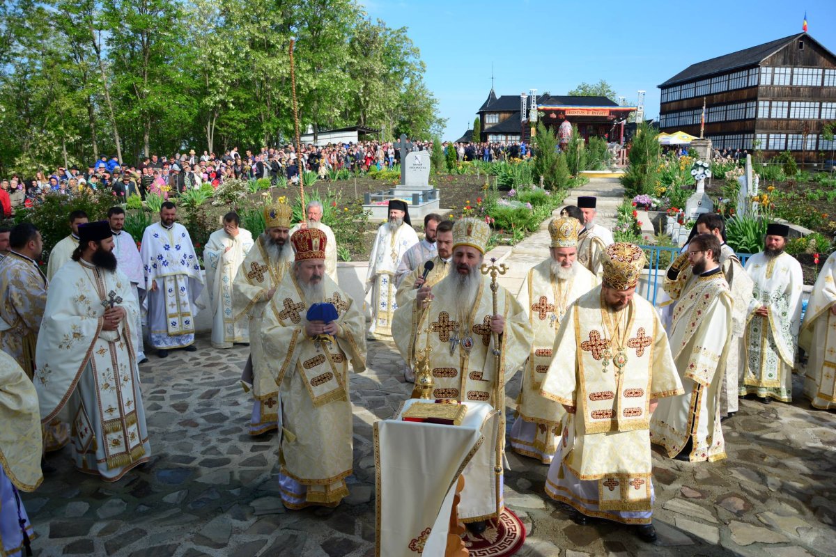 Cinci ierarhi la sfinţirea bisericii mănăstirii de la Movila lui Burcel 38930